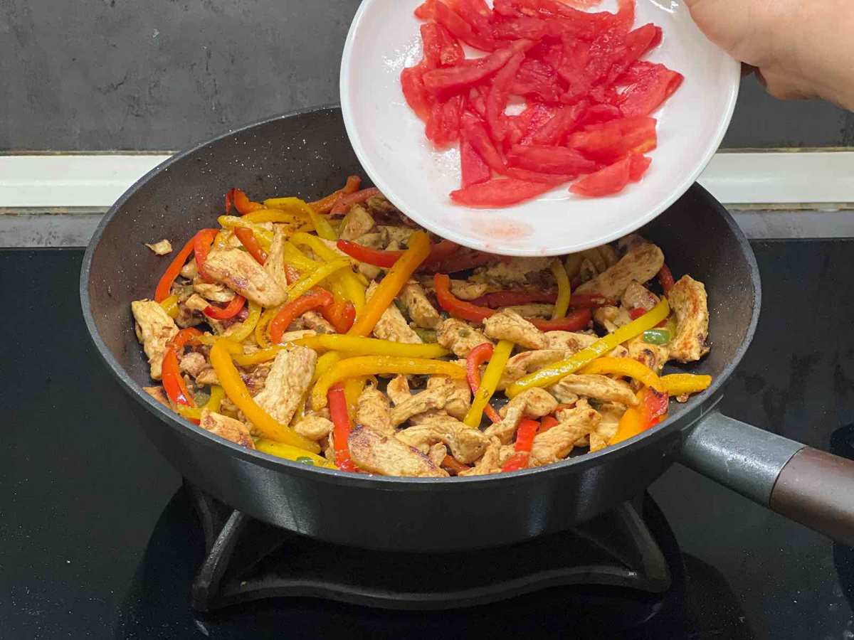 افزودن فیله‌های گوجه فرنگی.