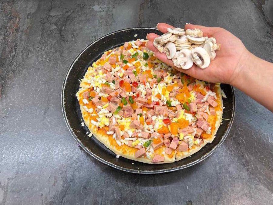 افزودن قارچ‌ها.
