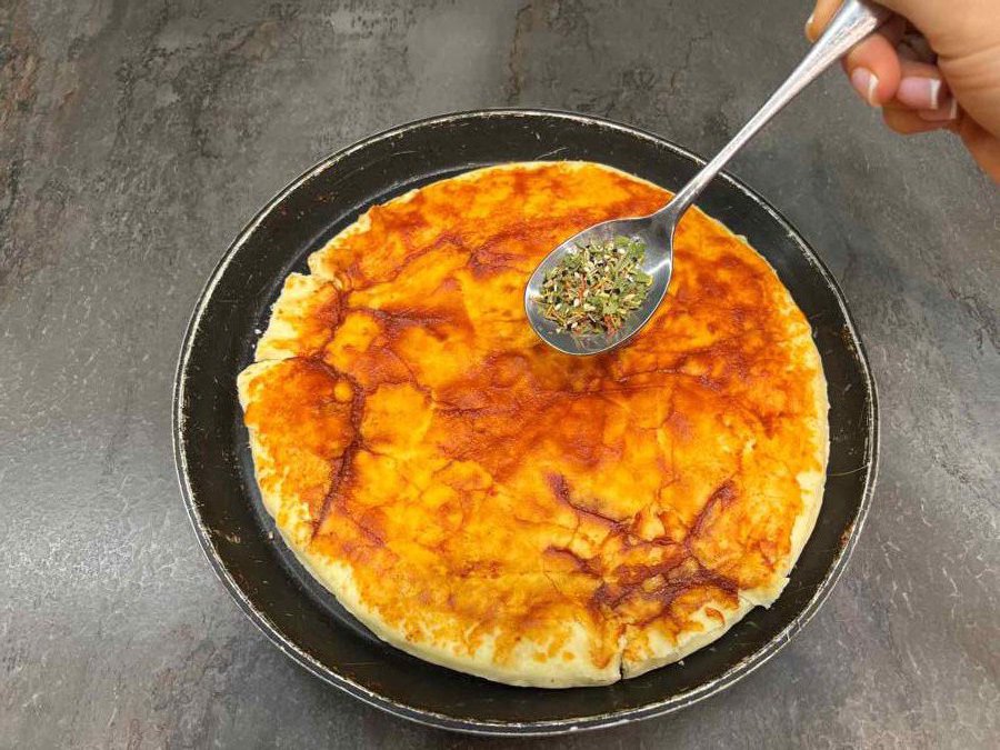 افزودن ادویه پیتزا.