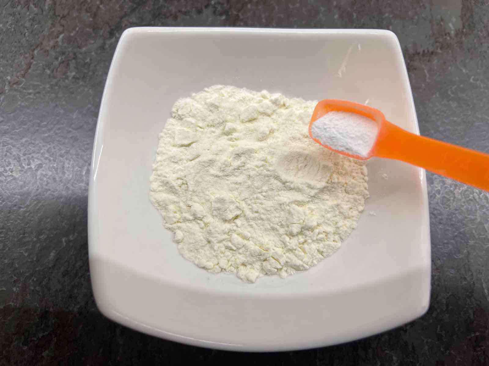 افزودن بکینگ پودر به آرد گندم