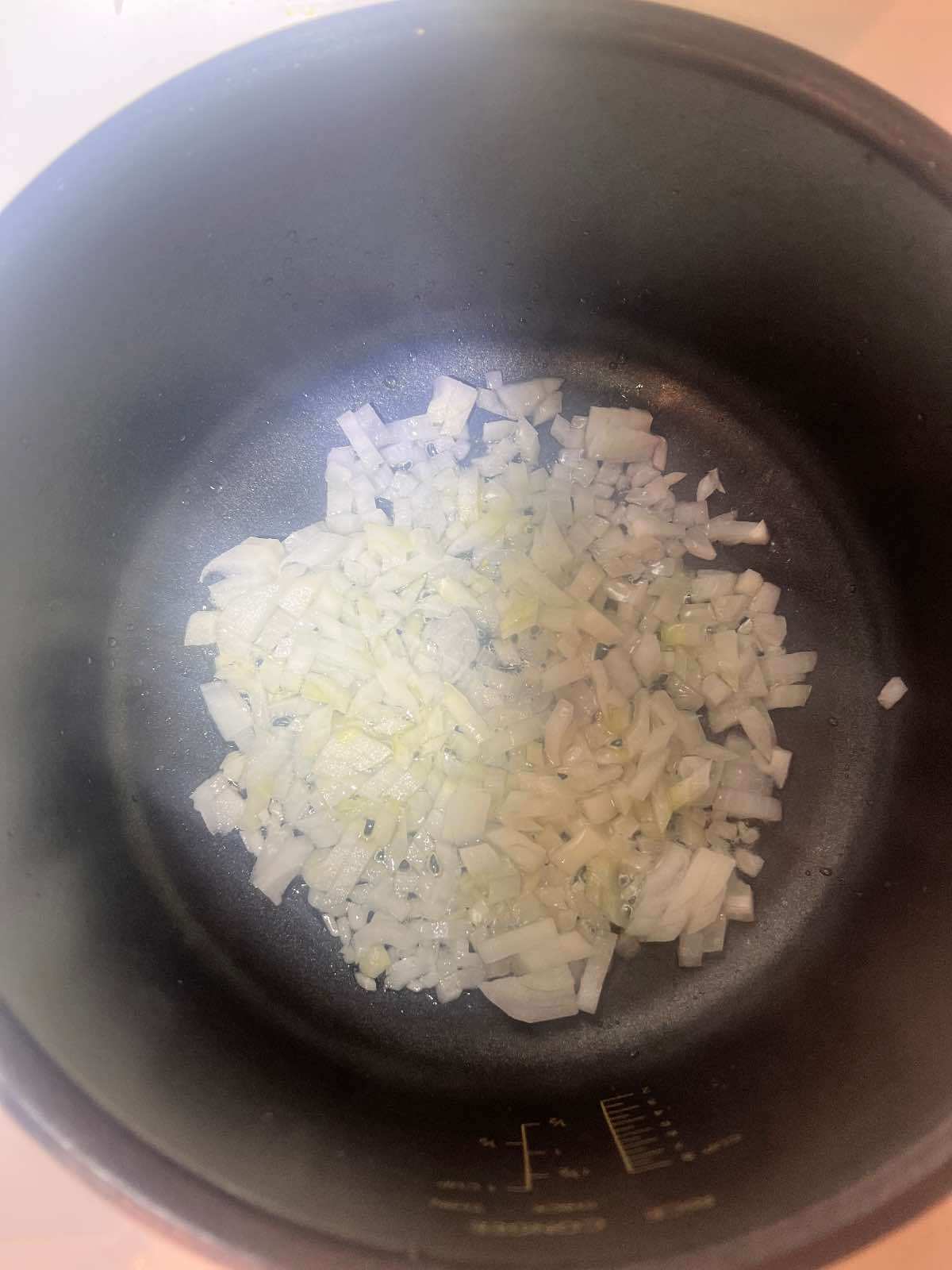 اضافه کردن روغن  و تفت دادن پیاز