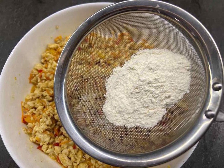افزودن آرد و بکینگ پودر به مواد :