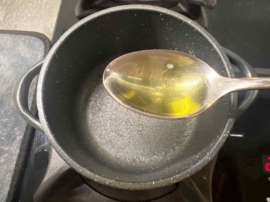 آماده‌سازی سس کف پیتزا.