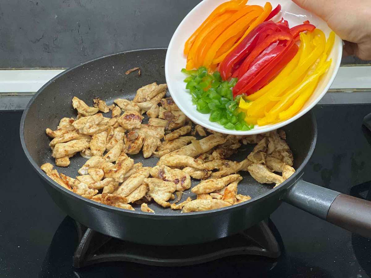 افزودن فلفل‌های دلمهی رنگی.