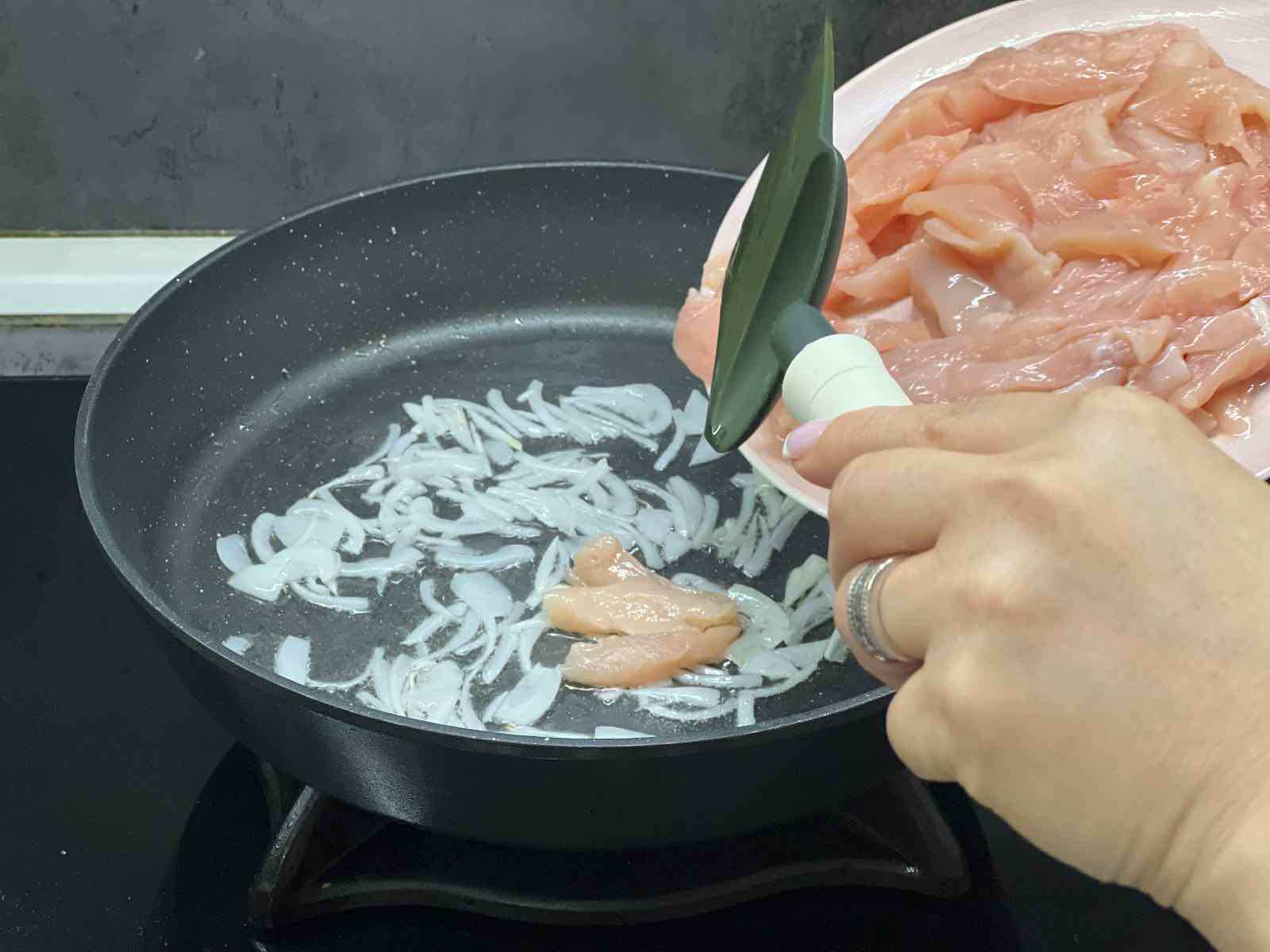 افزودن مرغ.