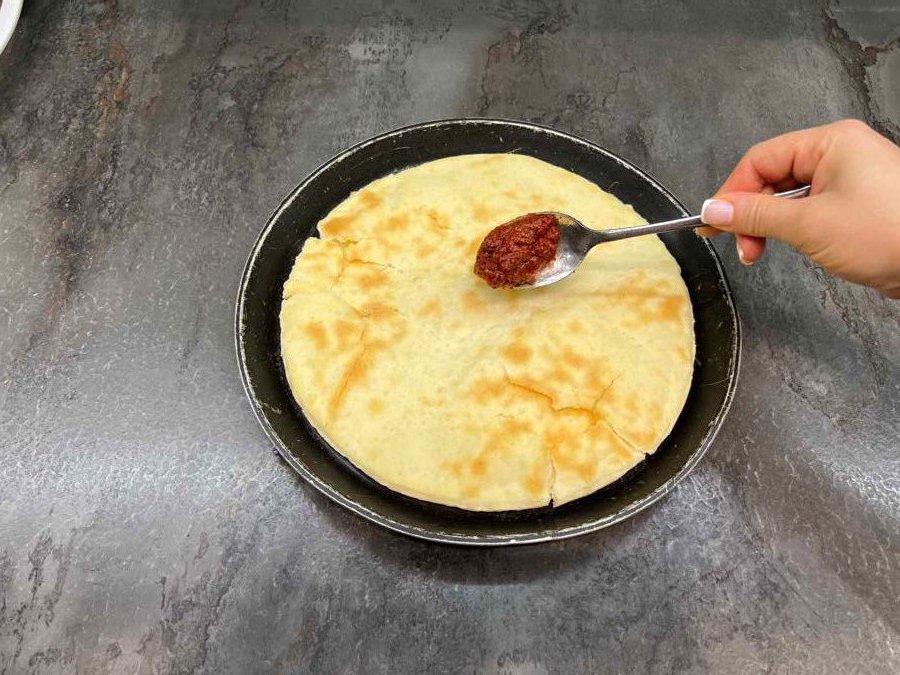 افزودن سس به نان.