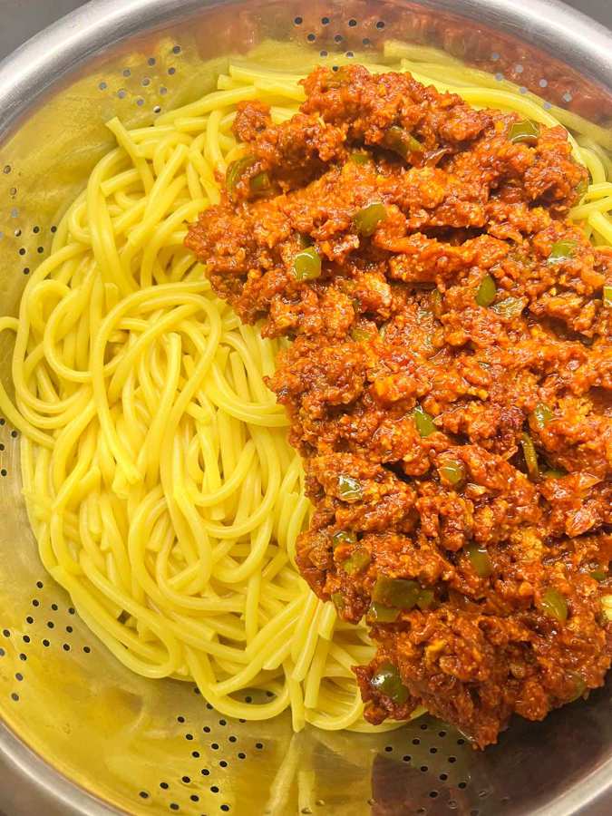 ترکیب مواد گوشتی با ماکارونی