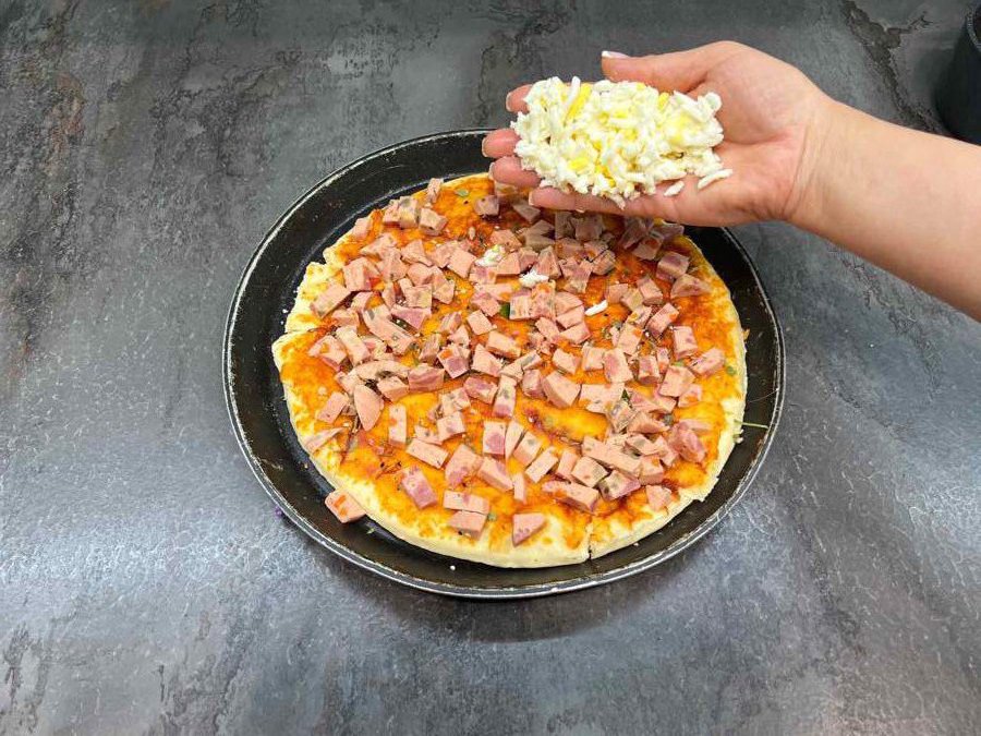 افزودن پنیر پیتزا.