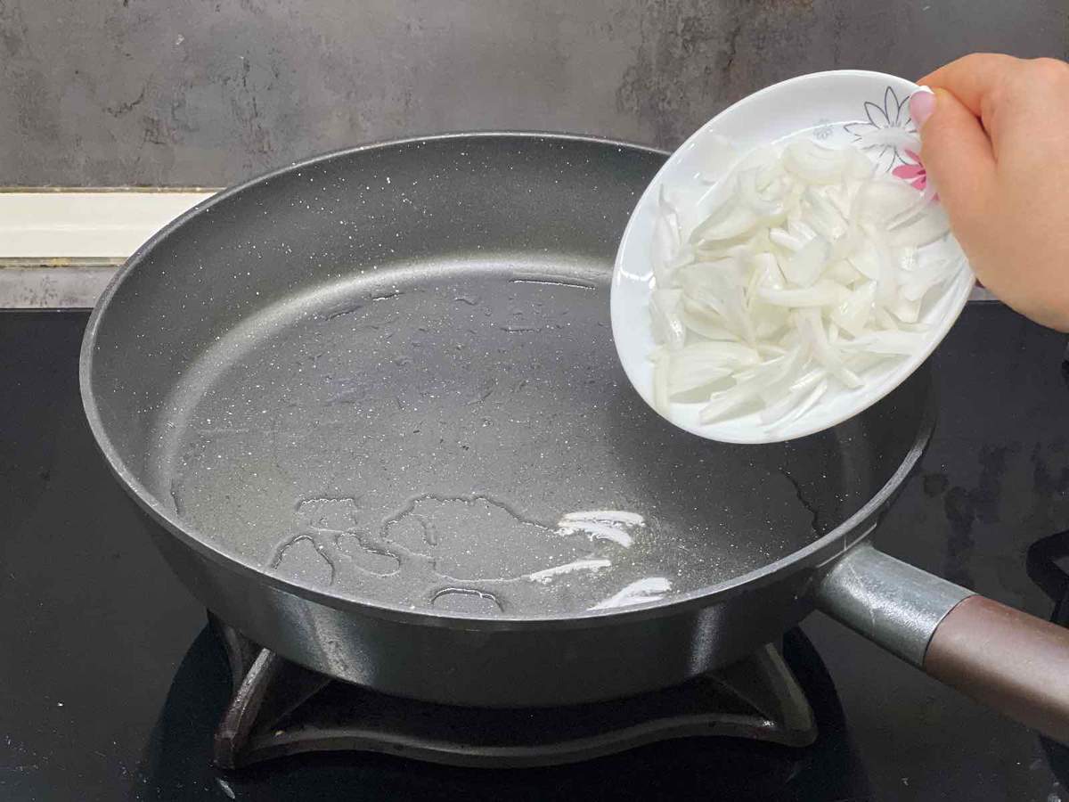 تفت دادن پیاز.