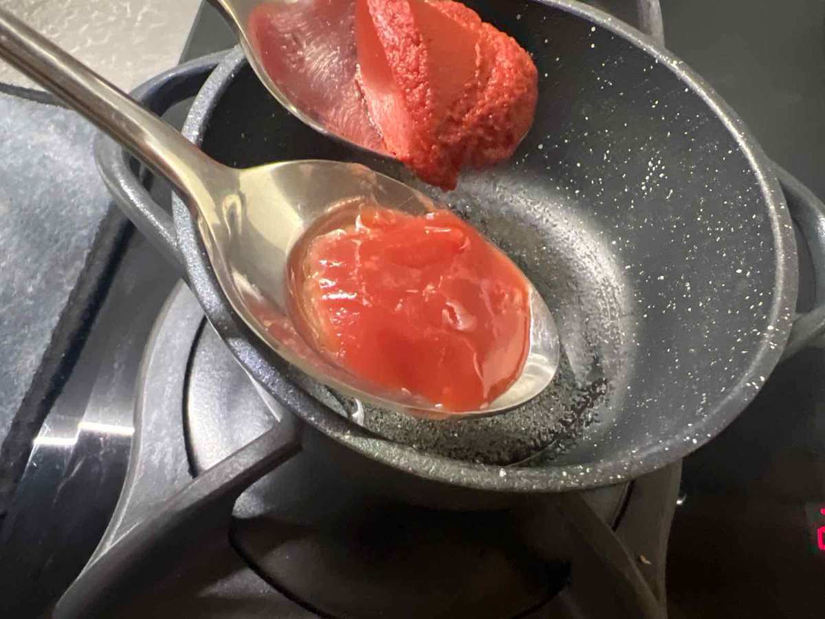 افزودن سس و رب گوجه.