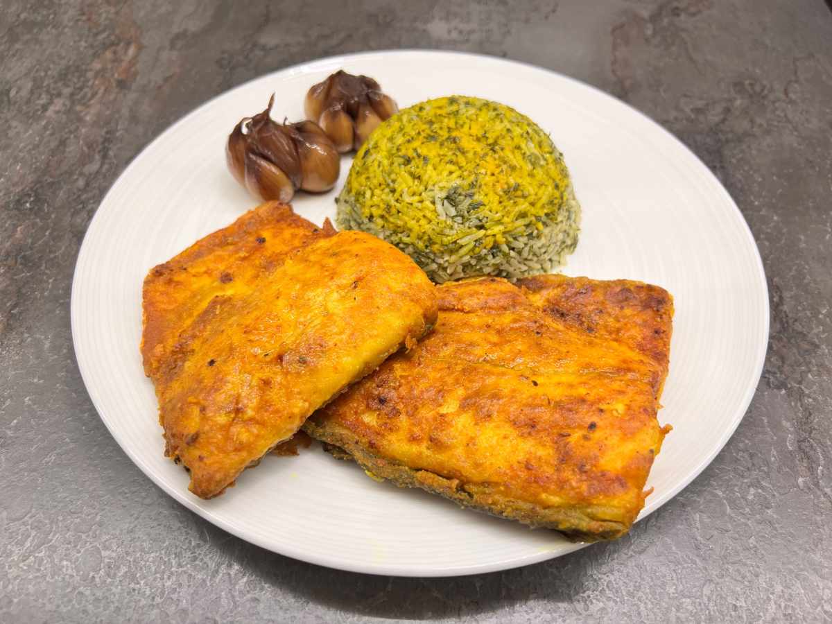 ماهی سرخ شده با سبزی پلو
