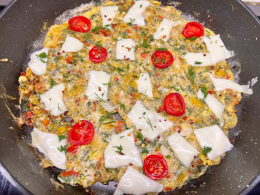 افزودن پنیر پروسس ‌و گوجه گیلاسی