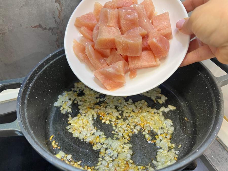 تفت دادن پیاز و مرغ