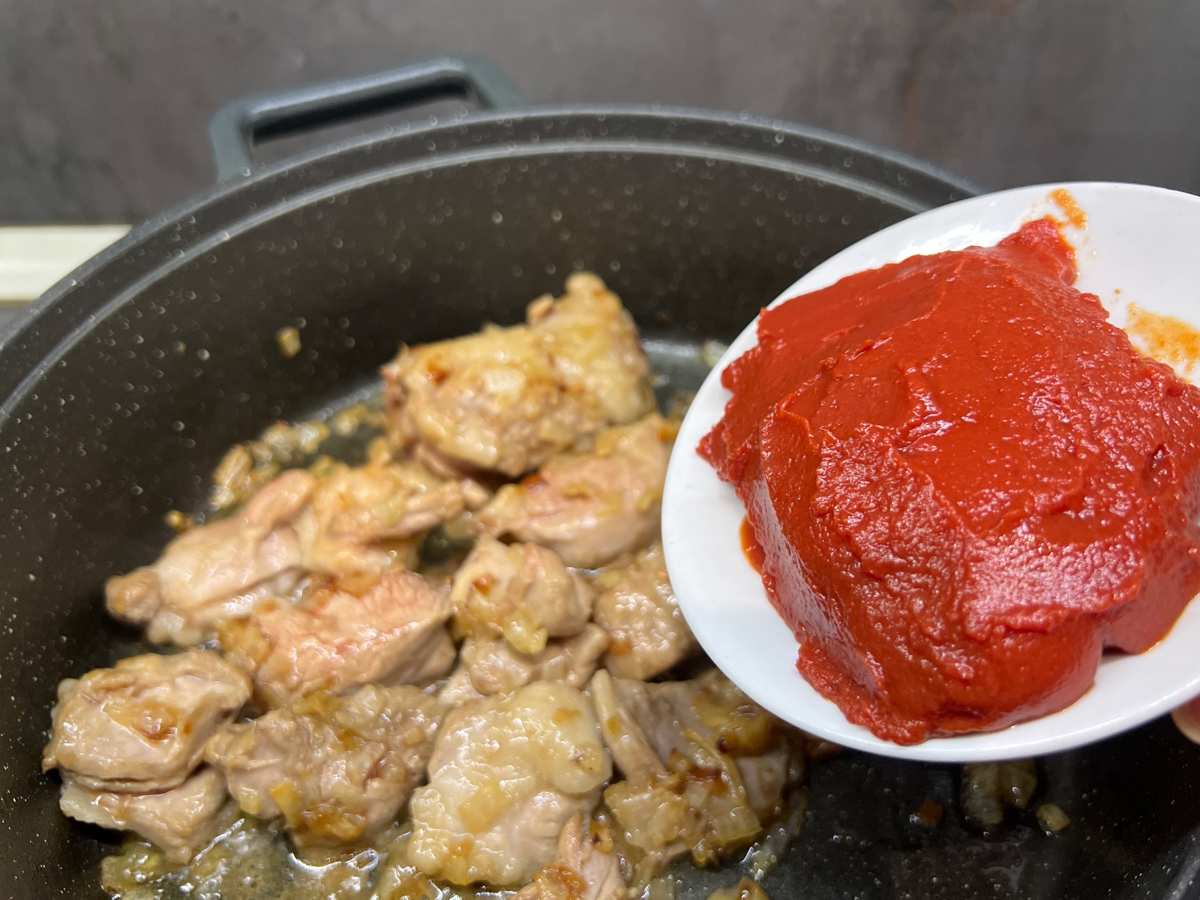 افزودن روبه گوجه فرنگی.