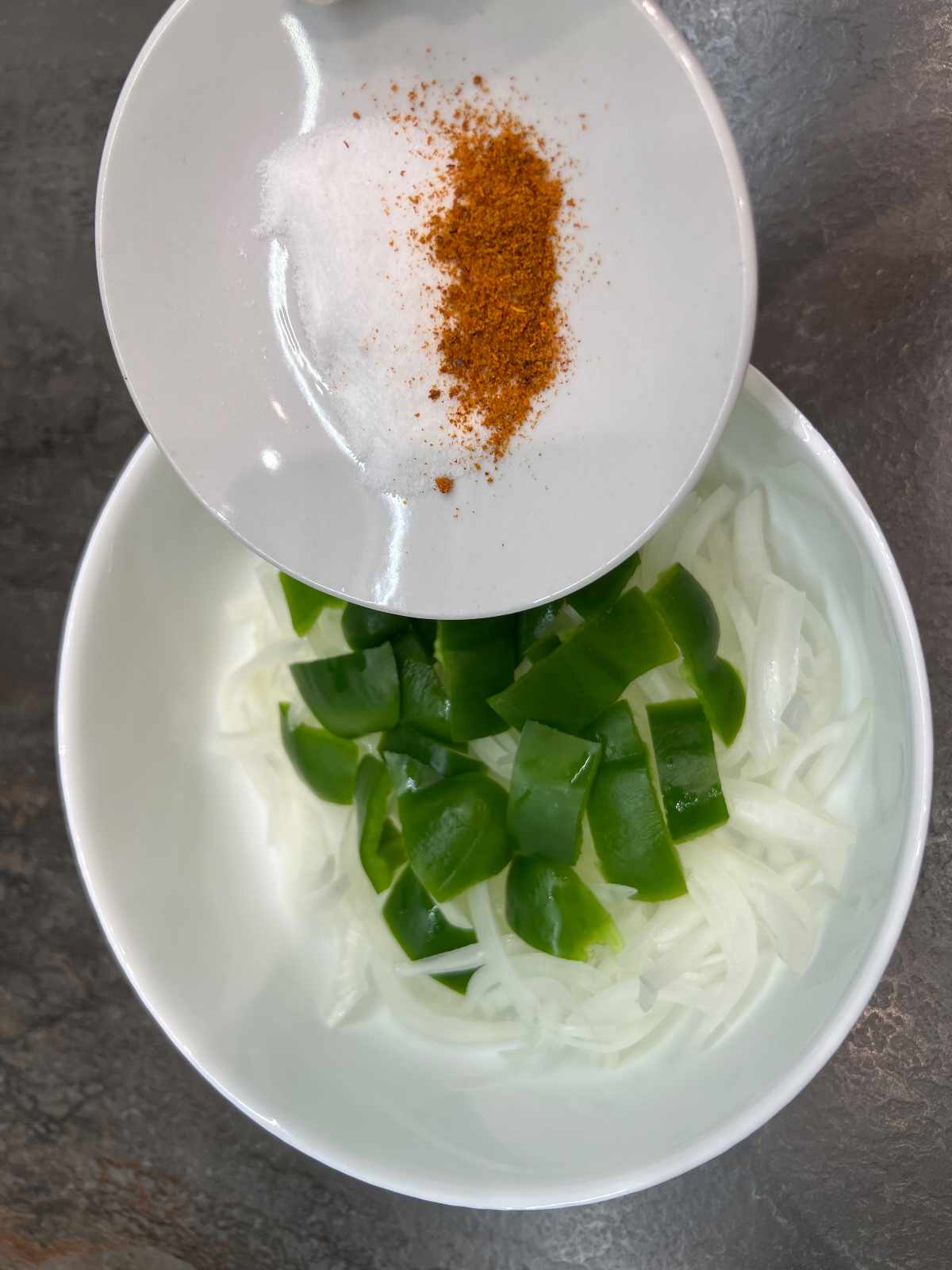 افزودن ادویه‌ها.