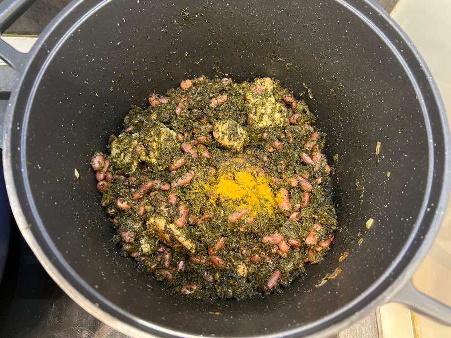 افزودن ادویه‌ها.
