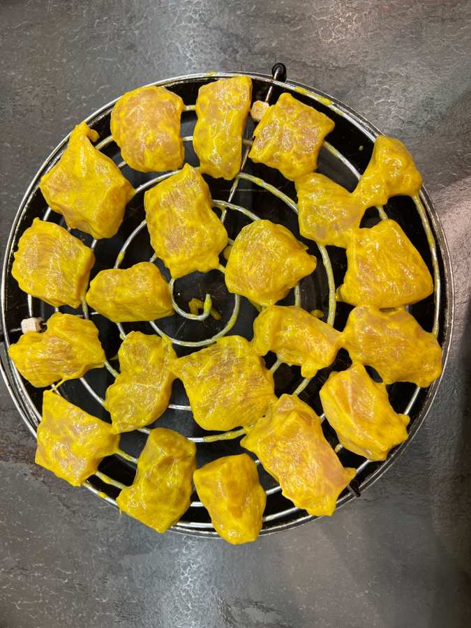 آماده کردن جوجه‌ها برای پخت.