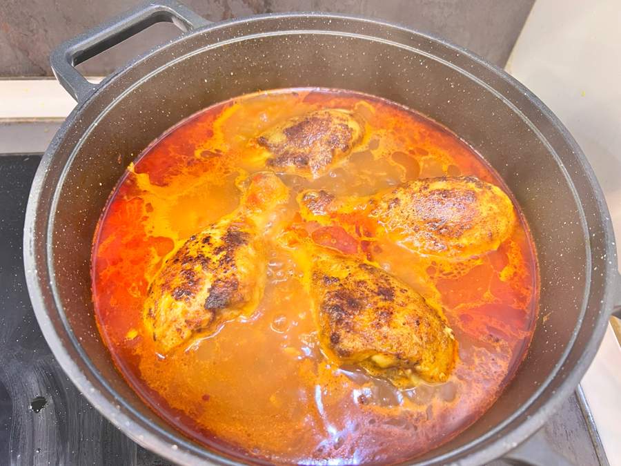 افزودن مرغ به سس آماده