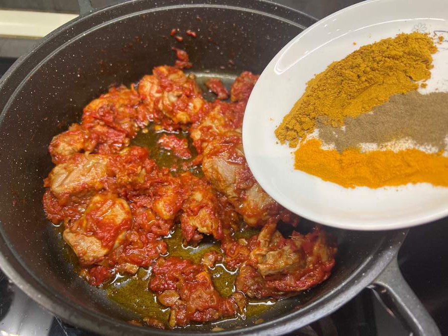 افزودن ادویه‌ها.