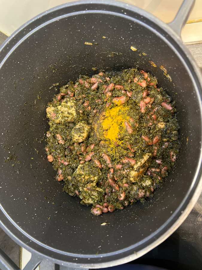 افزودن ادویه‌ها.