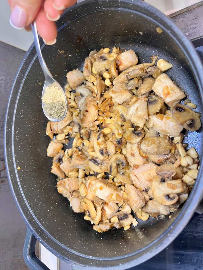 افزودن هل و زنجبیل