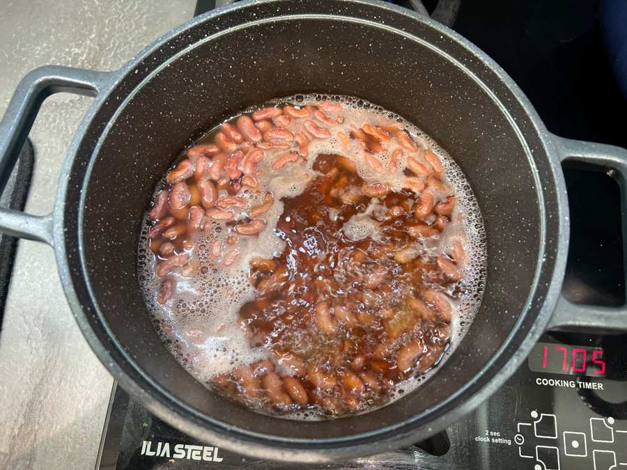 جوشاندن لوبیاها.