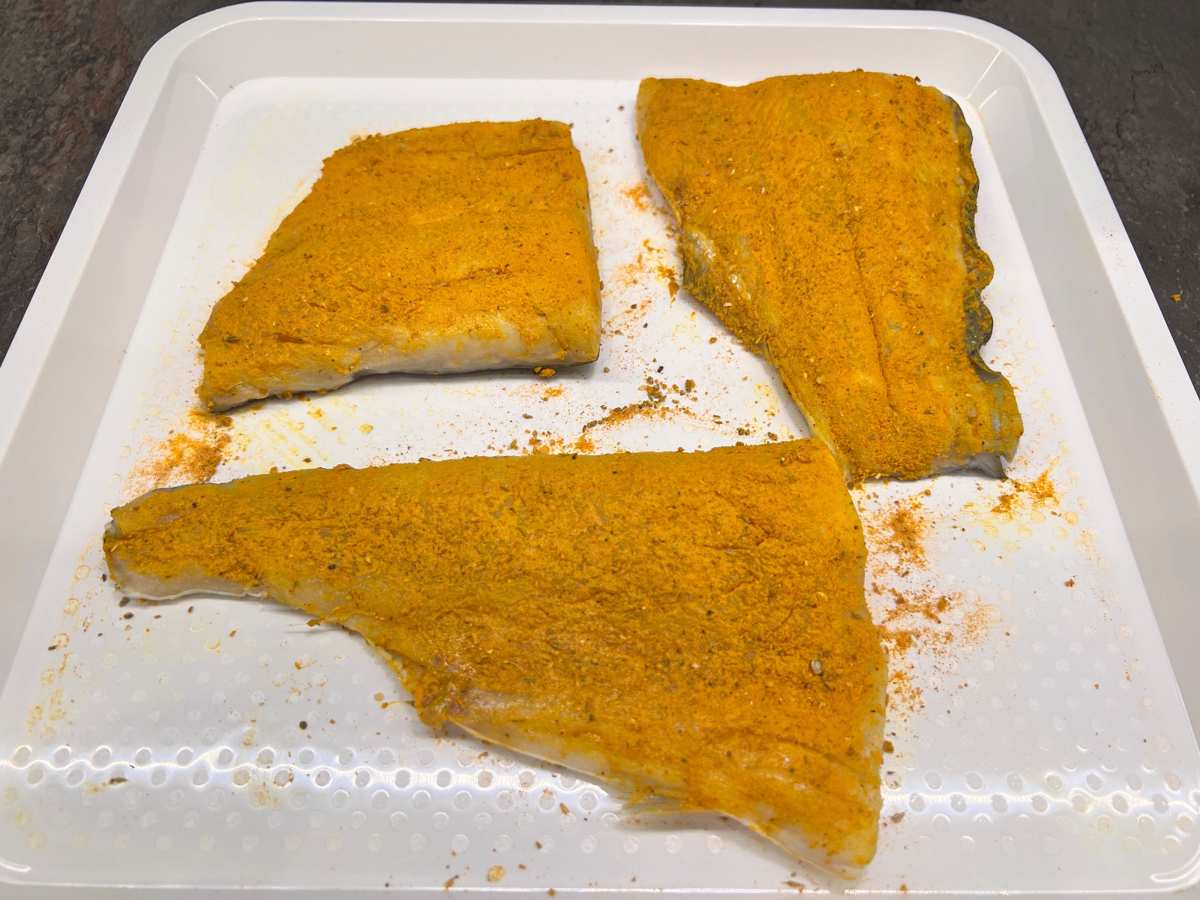 افزودن ادویه به ماهی