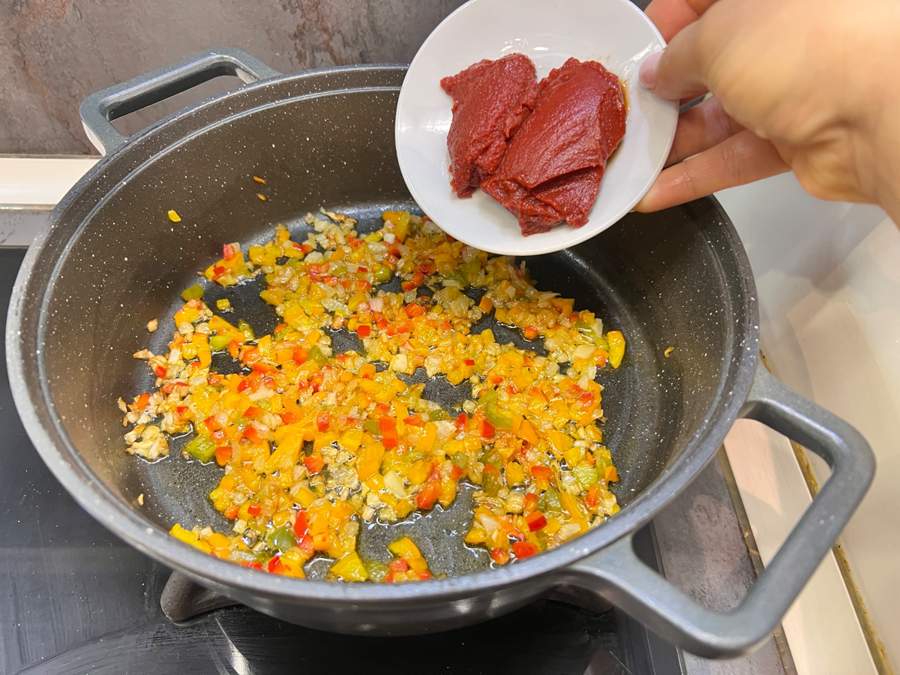 افزودن رب گوجه فرنگی
