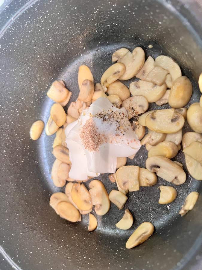 افزودن خامه و ادویه