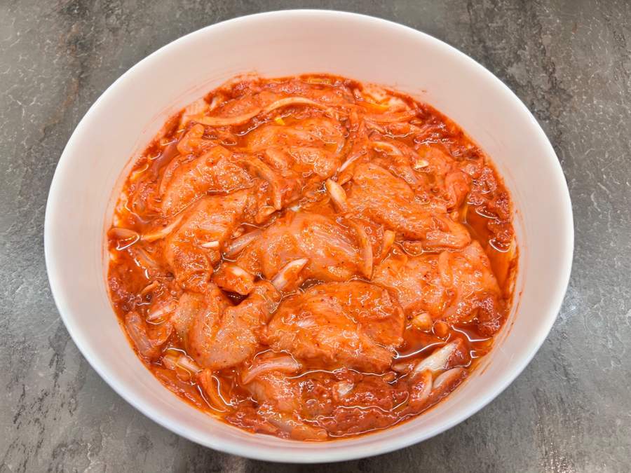 افزودن سس به گوشت.