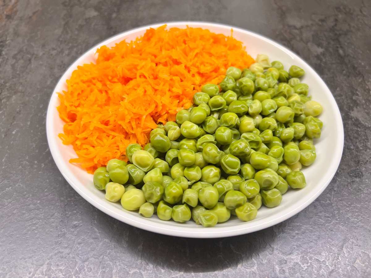 پختن نخود فرنگی و هویج.